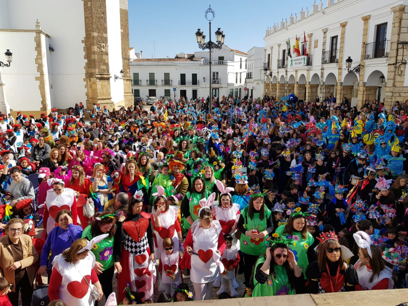 Los centros educativos fontaneses abren el carnaval con un pasacalles colorido y festivo