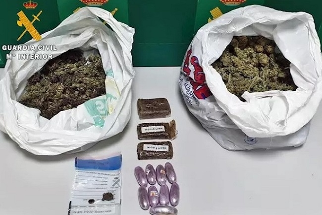 Dos detenidos en la A-66 en Calzadilla de los Barros con medio kilo de cogollos de marihuana en un vehículo