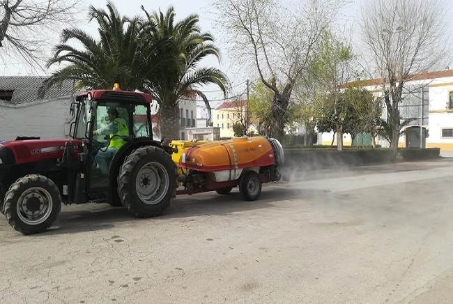 El Alcalde de Fuente del Maestre agradece a los agricultores la desinfección desinteresada de las calles de la localidad 