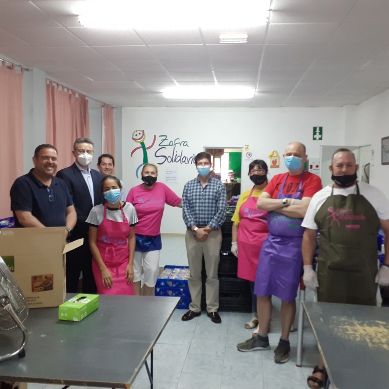 Zafra Solidaria recibe la visita del director regional y los responsables de zona de Mapfre en el comedor social