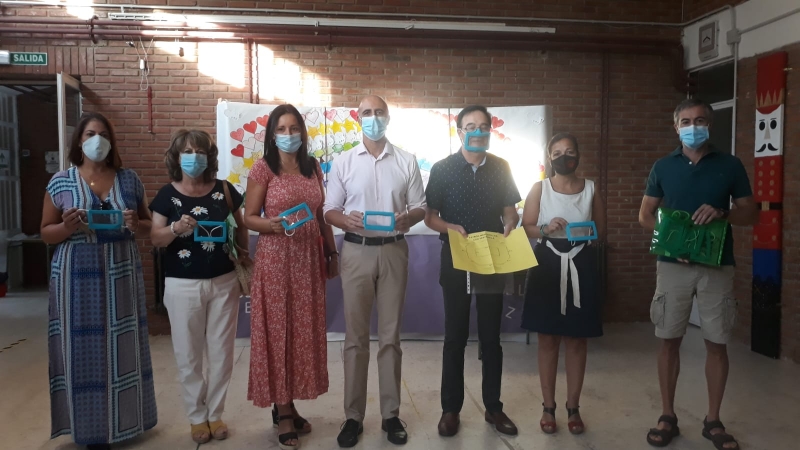 El Ayuntamiento de Zafra gestiona la entrega de mascarillas accesibles para niños con discapacidad auditiva 