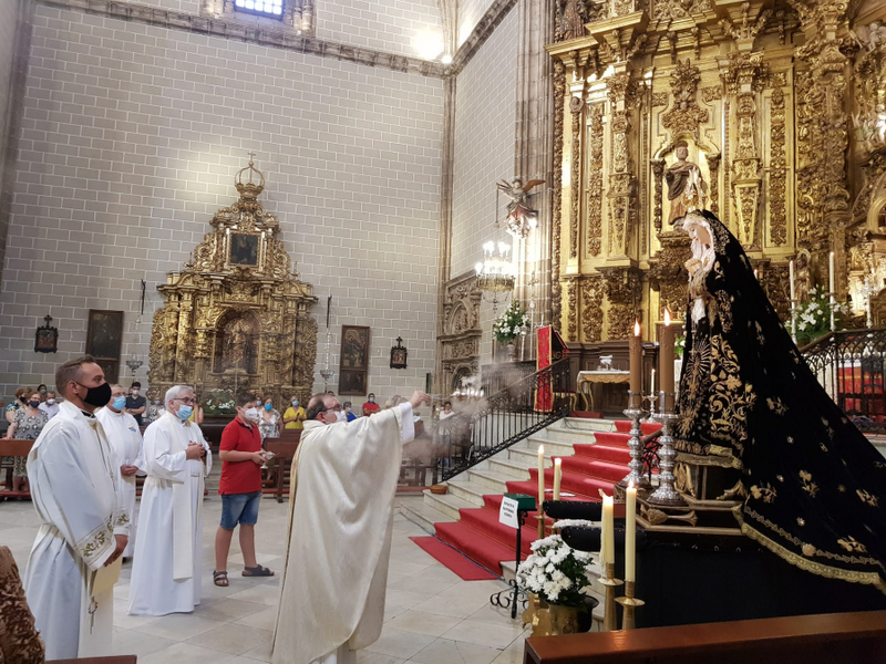 La Cofradía de la Virgen de los Dolores de Fuente del Maestre celebró el 250 aniversario de su refundación