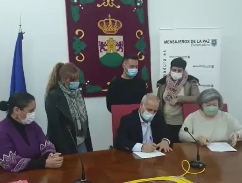 Firmado el contrato de adjudicación para la gestión y funcionamiento del Centro de día de Burguillos del Cerro