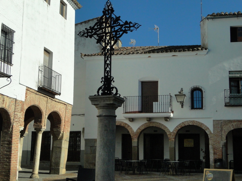 Patrimonio garantizará la mejor restauración para la cruz de la plaza Chica de Zafra, que ha sufrido importantes daños