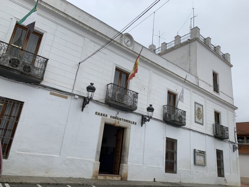 El pleno de Los Santos de Maimona aprueba por unanimidad las ayudas de 500 euros a establecimientos no esenciales afectados por la pandemia