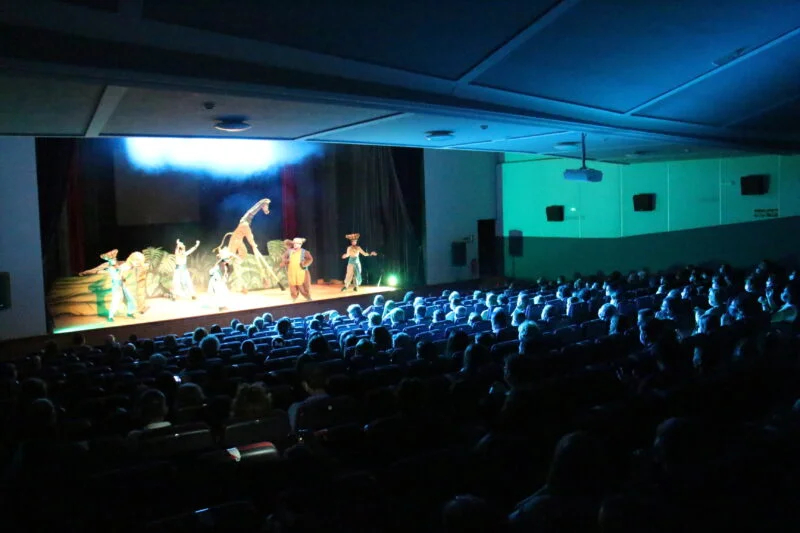 El Ayuntamiento de Los Santos de Maimona fomenta la cultura y el sector hostelero a través del teatro