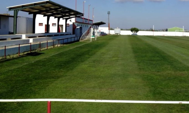 Los dos campos de fútbol de Fuente del Maestre se electrificarán gracias a un convenio con la Diputación
