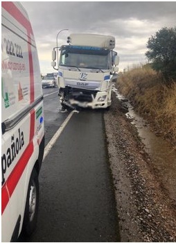 Un fallecido al colisionar un coche y un camión entre Zafra y Puebla de Sancho Pérez