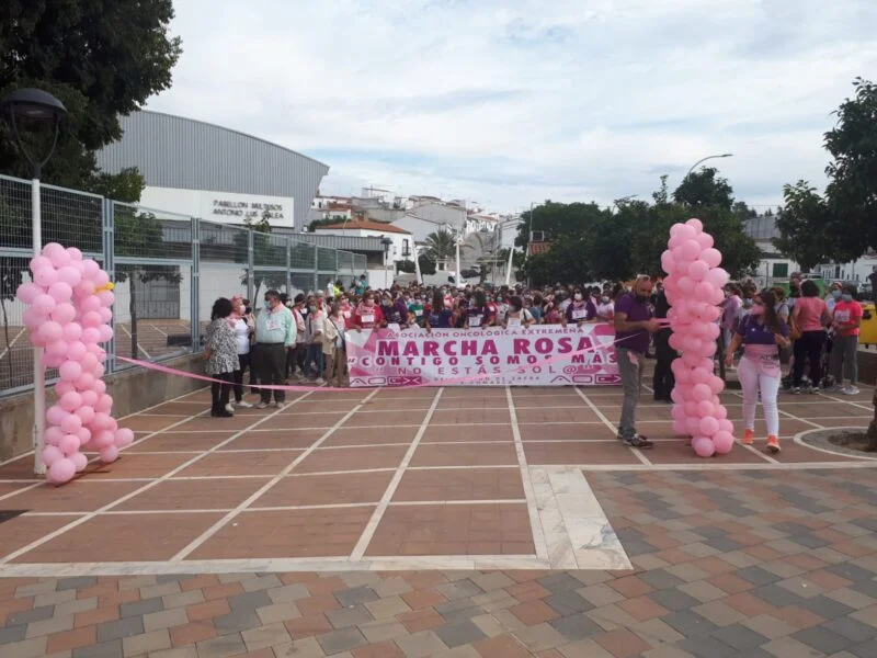 Unas 800 personas participaban en la Marcha Rosa Solidaria de Los Santos de Maimona