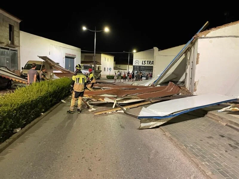Las fuertes ráfagas de viento provocaron en Los Santos de Maimona anoche diferentes daños materiales
