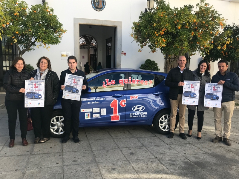 El Comercio de Zafra presenta en el Ayuntamiento su campaña de Navidad en la que sortea un coche