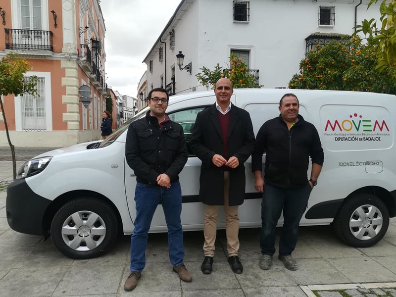 Zafra ya cuenta con uno de los 200 coches eléctricos cedidos por la Diputación de Badajoz
