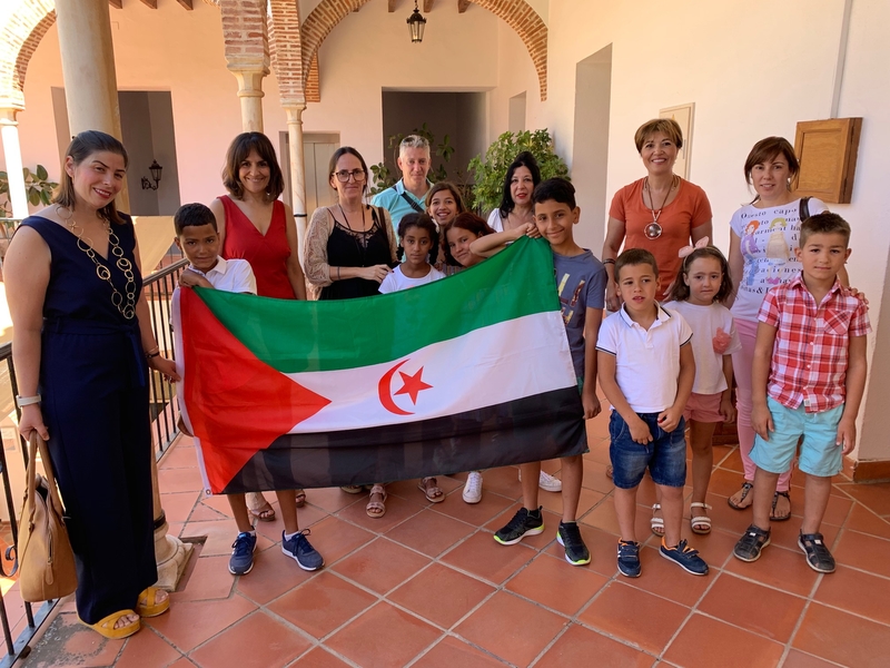Los niños saharauis del programa Vacaciones en Paz y sus familias de acogida son recibidos en el Ayuntamiento