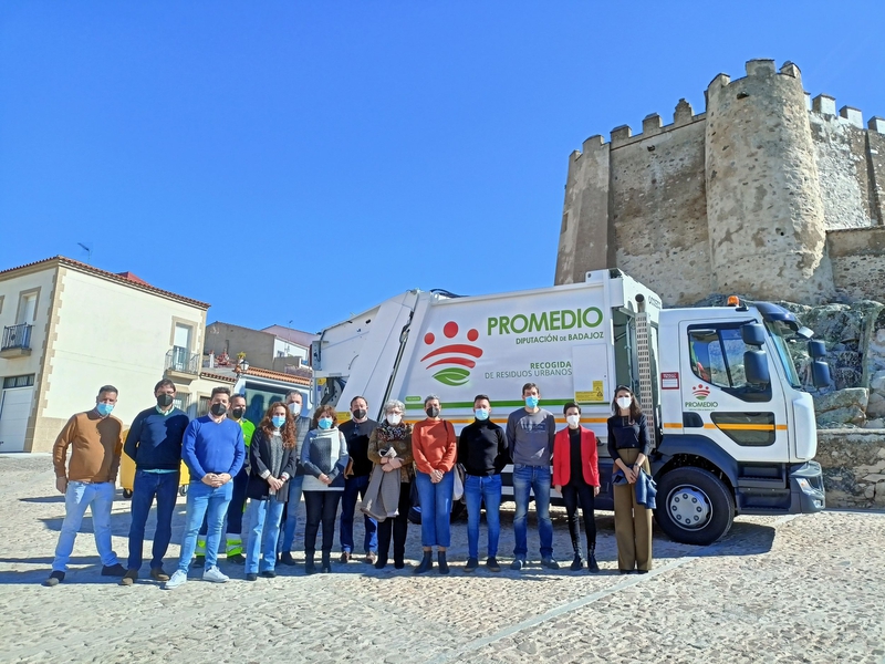Entra en servicio un nuevo camión de recogida de residuos para Burguillos del Cerro, Valencia del Ventoso, Atalaya y Valverde de Burguillos 