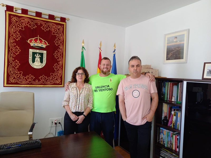 Erick (Elio) Matos recibido en el Ayuntamiento de Valencia del Ventoso por sus recientes éxitos y en apoyo de cara al Mundial de Field Target
