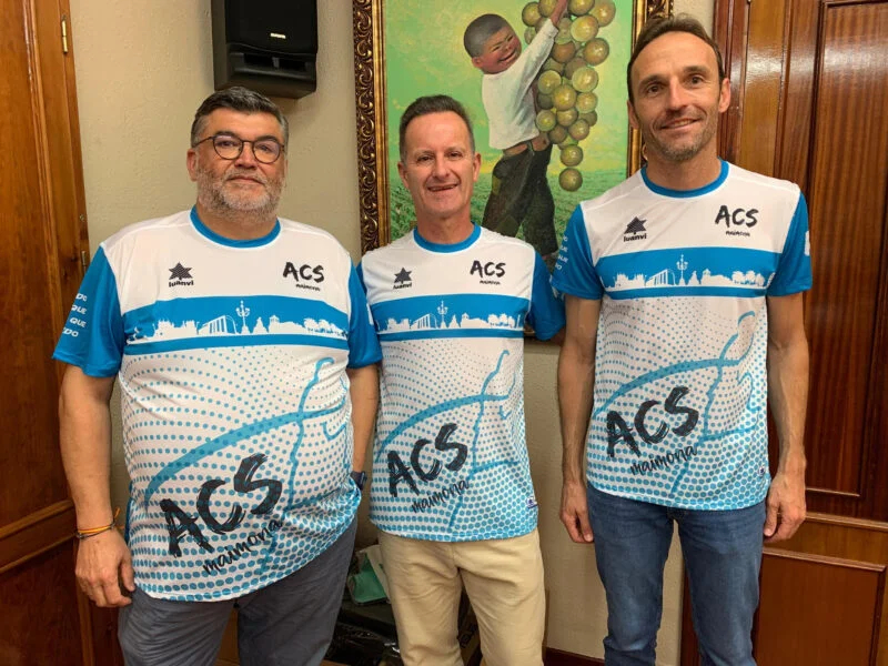 La Asociación de Corredores Santeños hacen miembros de honor al alcalde y concejal de deportes de Los Santos de Maimona