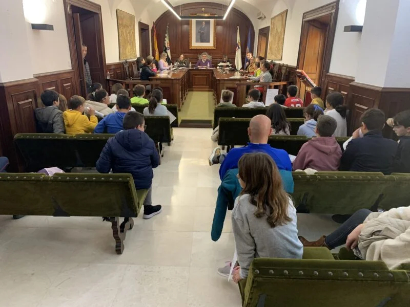 El Ayuntamiento de Los Santos de Maimona acerca la Constitución y las Instituciones Públicas a los escolares santeños