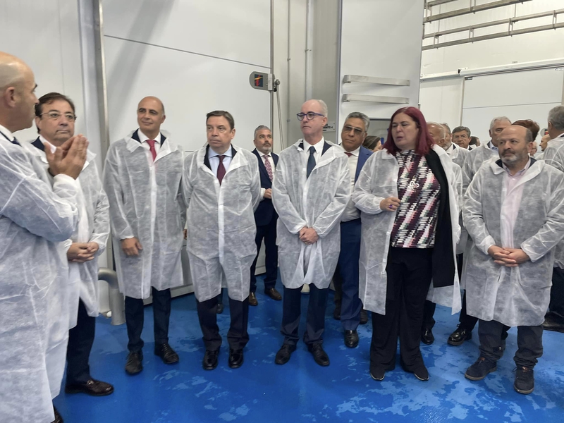 El ministro de Agricultura Luis Planas inauguraba hoy el macromatadero de Zafra