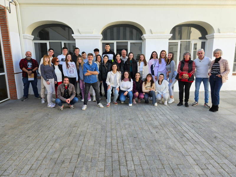 El historietista Paco Roca ha mantenido un encuentro con el alumnado del instituto `Fuente Roniel´