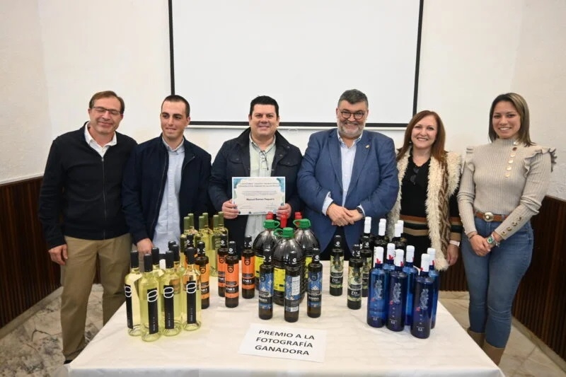 Entrega de premio en Los Santos de Maimona a la fotografía ganadora que promocionará la Cooperativa Virgen de la Estrella en 2024