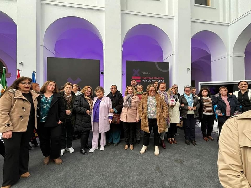 La Agrupación Asociación de Mujeres de Medina, Atalaya, La Lapa y Valverde recogía su premio `Nuestra Provincia por la Igualdad´