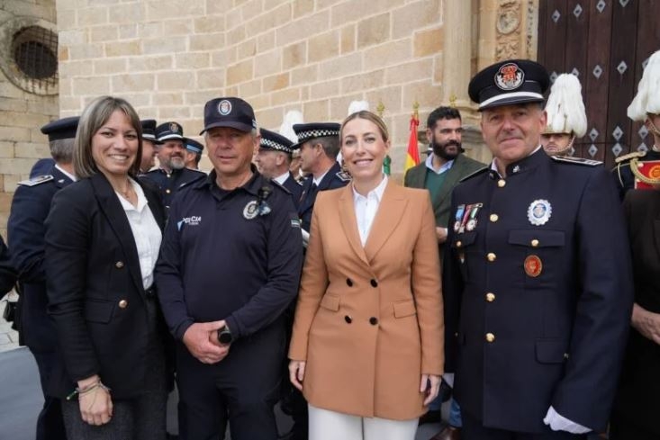 El agente de la Policía Local de Los Santos de Maimona José Antonio Camacho recoge la medalla de oro por sus 30 años de servicio