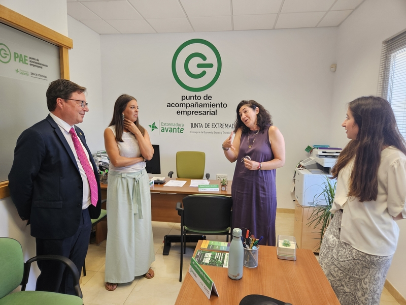El consejero Santamaría destaca el papel estratégico del PAE de Los Santos de Maimona
