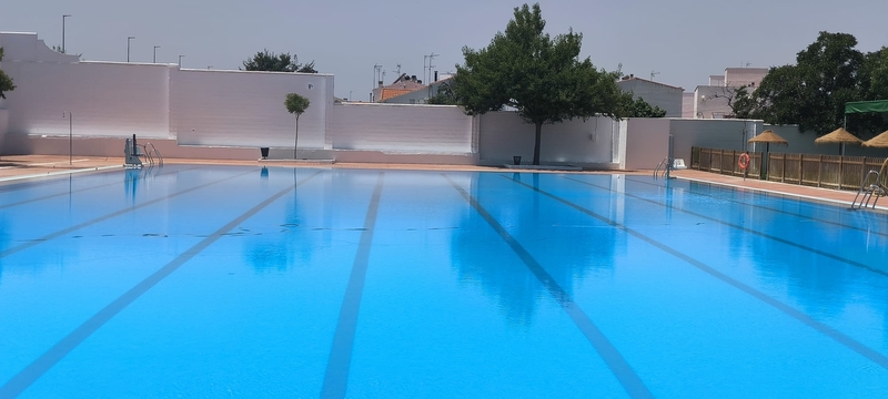 La Piscina Municipal de Los Santos de Maimona y sus bañistas sufren las consecuencias de las defecaciones en el agua
