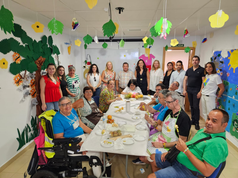 La Consejera de Salud y Servicios Sociales visitó el Plan de Respiro Familiar de Fuente del Maestre