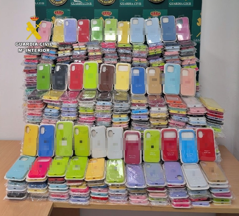 Intervenidos más de 1.200 artículos falsificados en los puestos de venta ambulante de la Feria de Zafra