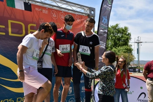 Nuria Flores entrega en Zafra los trofeos de las finales de atletismo de los JEDES