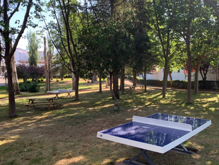 El Ayuntamiento de Los Santos de Maimona instala en el Parque Municipal mesas de picnic y de ping-pong