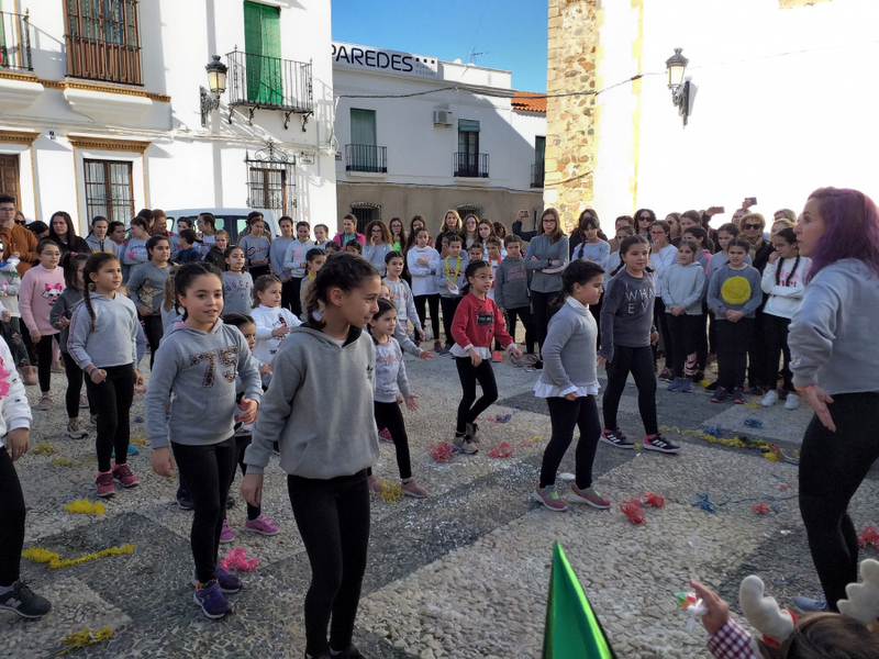 Más de 200 niños fontaneses dieron la bienvenida a 2020 con gominolas y bailes en la Plaza de España