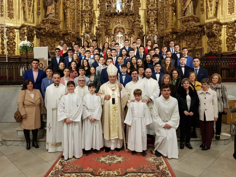 El Arzobispo de Mérida-Badajoz confirmó a 54 jóvenes fontaneses