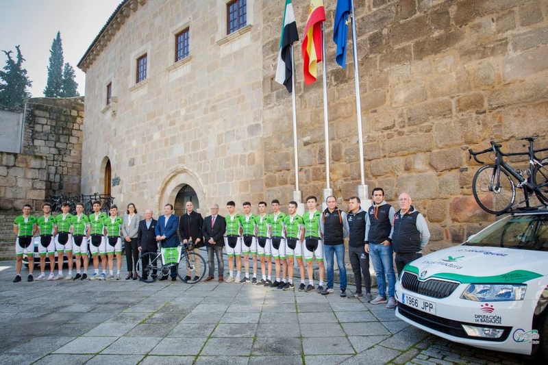 Fernández Vara recibe al equipo segedano `Bicicletas Rodríguez Extremadura antes del inicio de la nueva temporada