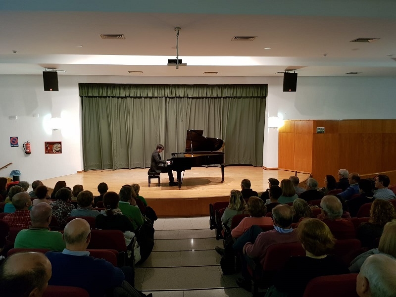 El pianista internacional J.M. Villegas ofreció un concierto didáctico en Fuente del Maestre