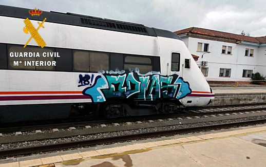 La Guardia Civil detiene a un joven de Zafra por hacer grafitis en vagones de estaciones de tren extremeñas