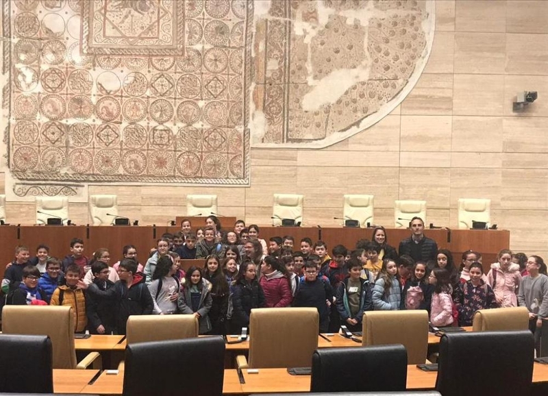 Unos 60 escolares santeños visitaron la Asamblea de Extremadura