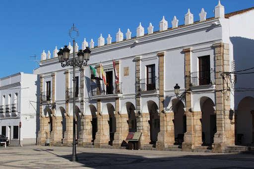 Nuevas consignas en Fuente del Maestre sobre los plazos del OAR, cobro de pensiones y contenedores