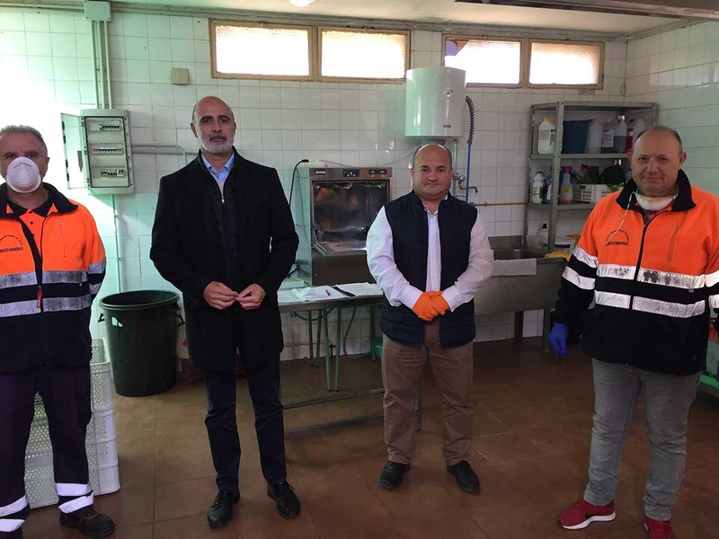 El Ayuntamiento de Zafra ha iniciado el reparto de comida a domicilio a 52 niños becados en los comedores escolares