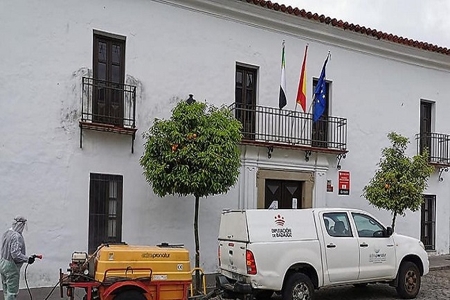 La Diputación de Badajoz vuelve a desinfectar las calles de Burguillos del Cerro