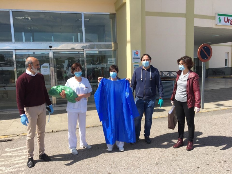 El Ayuntamiento de Zafra ha entregado hoy 298 batas sanitarias realizadas por el grupo Operativo Alpha
