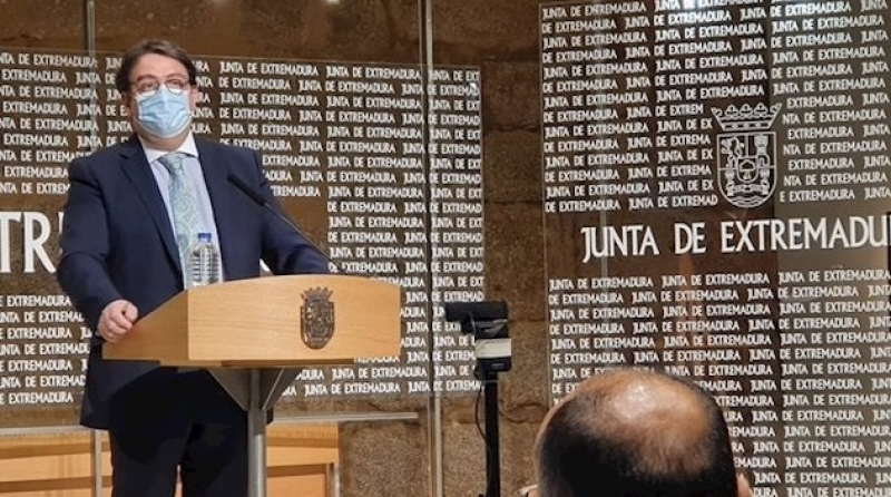 La Junta espera autorización judicial para prohibir reuniones privadas de más de 15 personas y botellones