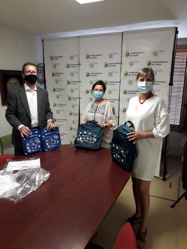 Los Servicios Sociales del Ayuntamiento de Zafra reciben 60 kits escolares de Caixabank