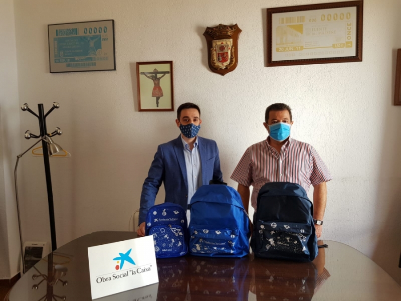La Obra Social `La Caixa entrega material escolar al Ayuntamiento de Fuente del Maestre para familias vulnerables