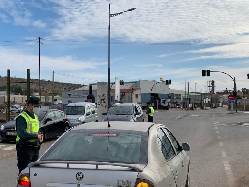 La limitación de entradas y salidas provoca importantes retenciones en Los Santos de Maimona en el primer día de cierre perimetral