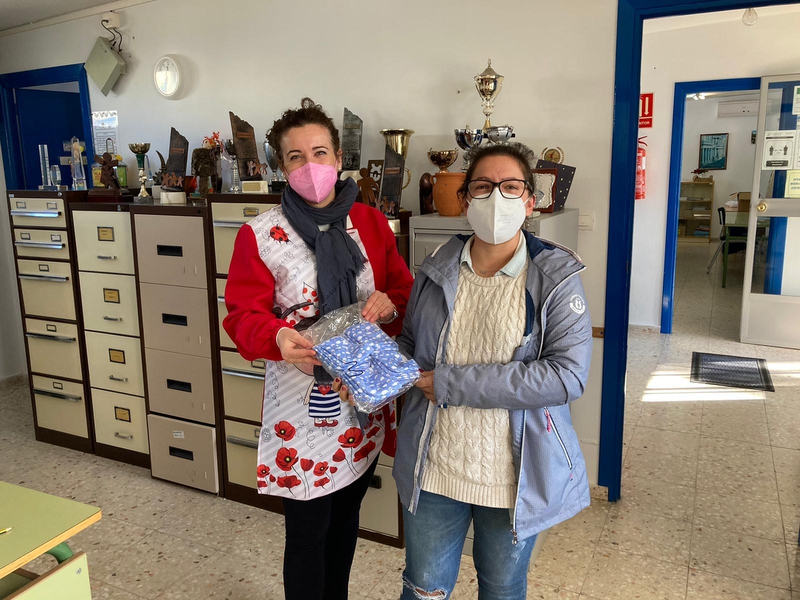 El Ayuntamiento de Valencia del Ventoso dona mascarillas lavables y reutilizables para el alumnado del CEIP Ezequiel Fernández