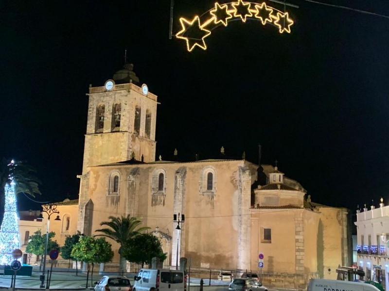 La Iglesia de Nuestra Señora de los Ángeles de Los Santos de Maimona ya cuenta con una nueva iluminación ornamental
