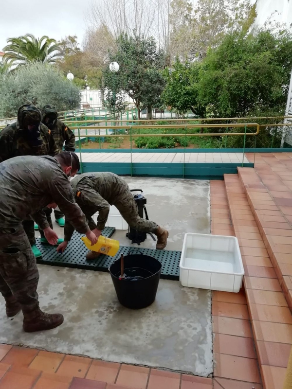 Efectivos de la Brigada Extremadura XI han desinfectado la Residencia de Mayores de Los Santos de Maimona