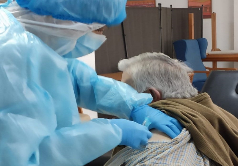 30 usuarios de la Residencia de Mayores de Los Santos que no se han contagiado reciben la vacuna contra la covid-19